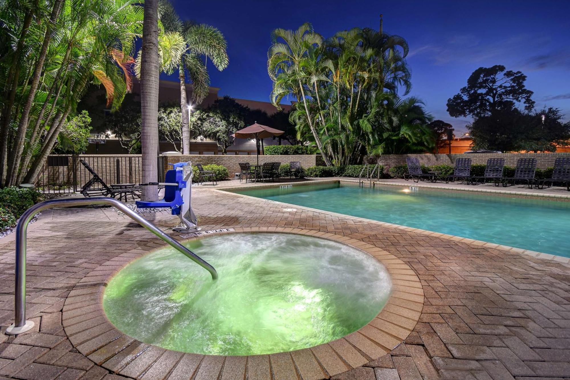 Hilton Garden Inn Fort Myers Exterior foto